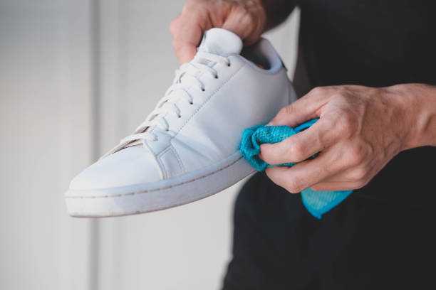 پاک کردن کفش با پارچه